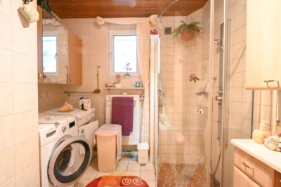 DIETZ: Gepflegtes Einfamilienhaus mit Nebengebäude, Keller und Stellplatzfläche in Groß-Umstadt! - Tageslichtbadezimmer EG (697301)