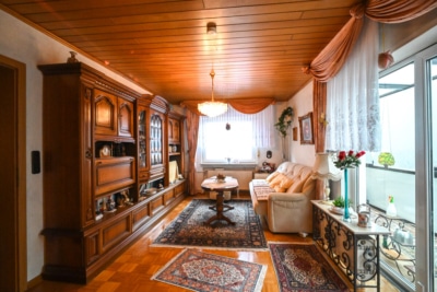 DIETZ: Gepflegtes Einfamilienhaus mit Nebengebäude, Keller und Stellplatzfläche in Groß-Umstadt! - Wohnzimmer OG (697306)
