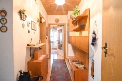 DIETZ: Gepflegtes Einfamilienhaus mit Nebengebäude, Keller und Stellplatzfläche in Groß-Umstadt! - Flur EG (697293)