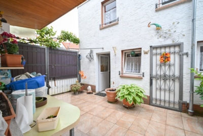 DIETZ: Gepflegtes Einfamilienhaus mit Nebengebäude, Keller und Stellplatzfläche in Groß-Umstadt! - Terrasse/Innenhof EG (697297)