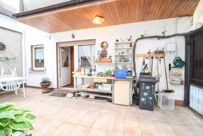 DIETZ: Gepflegtes Einfamilienhaus mit Nebengebäude, Keller und Stellplatzfläche in Groß-Umstadt! - Terrasse/Innenhof EG (697330)