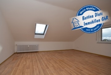 DIETZ: Neu-Renovierte 2,5-Zimmerwohnung im Dachgeschoss mit Einbauküche!, 64832 Babenhausen, Dachgeschosswohnung