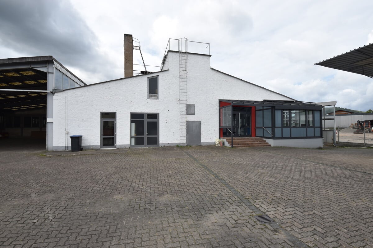 Lager und Produktionshalle