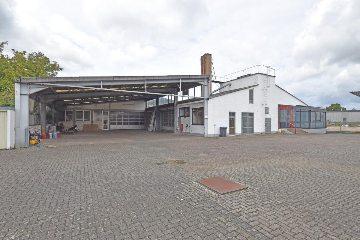 Lager und Produktionshalle