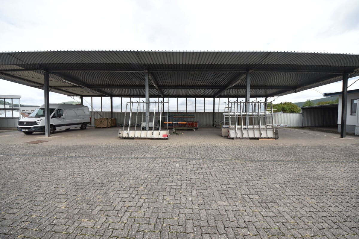 ca 21m x 11m