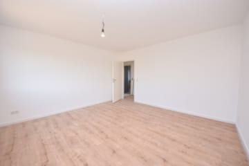 DIETZ: ZWEITER BEZUG nach Sanierung! Einfamilienhaus mit ELW oder Büro, 2 Garagen und Garten - Schlafzimmer 2 von 3 EG (682377)