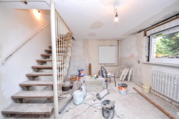 DIETZ: ZWEITER BEZUG nach Sanierung! Einfamilienhaus mit ELW oder Büro, 2 Garagen und Garten - Keller (682412)