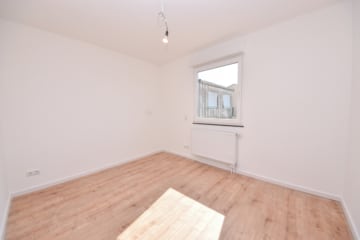 DIETZ: ZWEITER BEZUG nach Sanierung! Einfamilienhaus mit ELW oder Büro, 2 Garagen und Garten - Schlafzimmer 1 von 3 EG (682374)