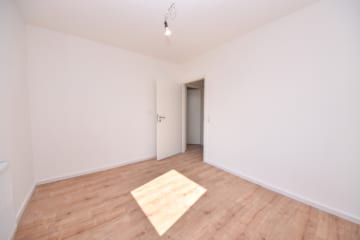 DIETZ: ZWEITER BEZUG nach Sanierung! Einfamilienhaus mit ELW oder Büro, 2 Garagen und Garten - Schlafzimmer 1 von 3 EG (682375)