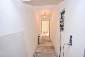 DIETZ: ZWEITER BEZUG nach Sanierung! Einfamilienhaus mit ELW oder Büro, 2 Garagen und Garten - Flur ELW (682398)