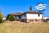 Außenansicht - DIETZ: ZWEITER BEZUG nach Sanierung! Einfamilienhaus mit ELW oder Büro, 2 Garagen und Garten