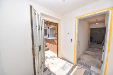 DIETZ: ZWEITER BEZUG nach Sanierung! Einfamilienhaus mit ELW oder Büro, 2 Garagen und Garten - Eigener Eingang ELW (682396)