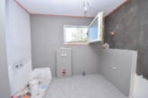 Tageslicht Badezimmer mit Wanne und Dusche EG - DIETZ: ZWEITER BEZUG nach Sanierung! Einfamilienhaus mit ELW oder Büro, 2 Garagen und Garten
