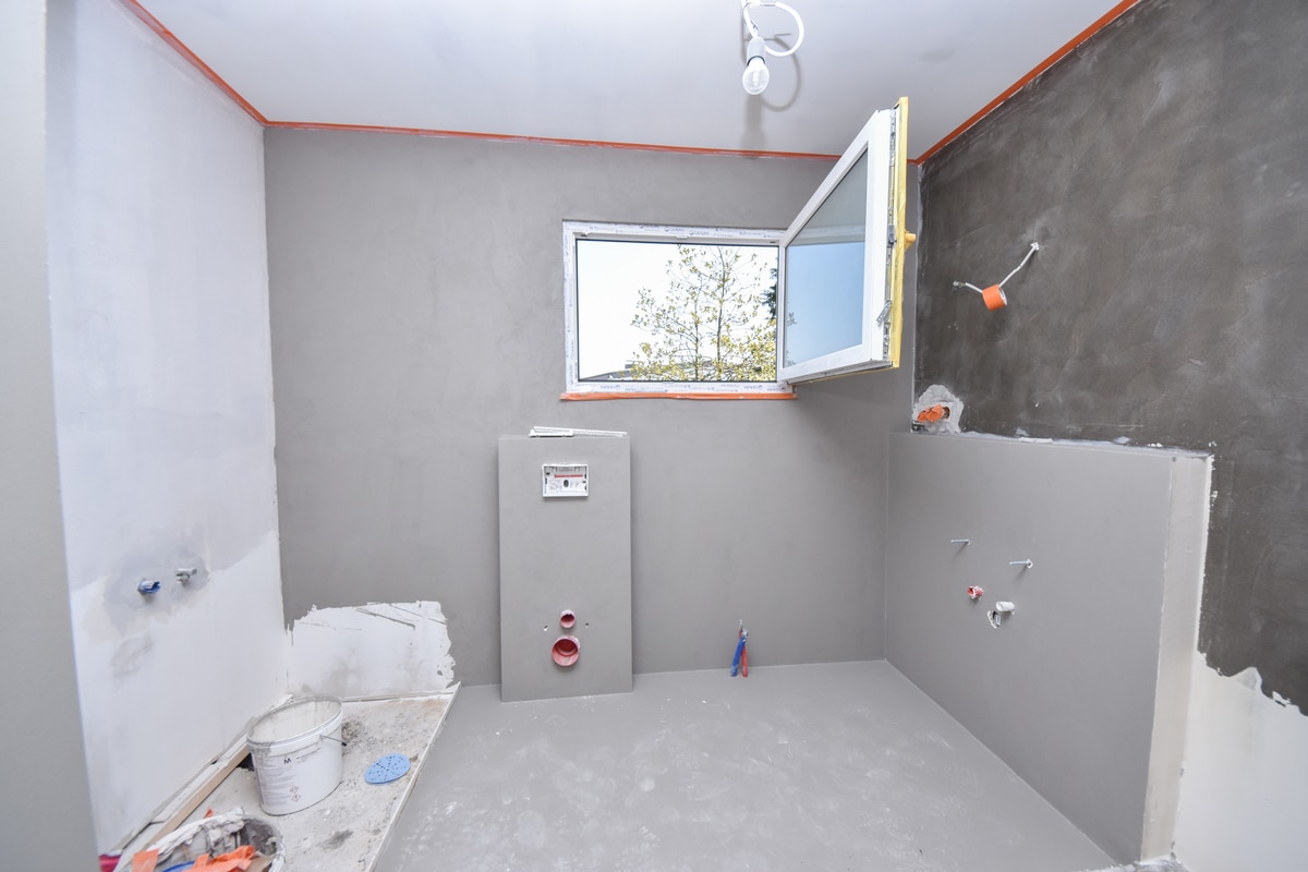 Tageslicht Badezimmer mit Wanne und Dusche EG