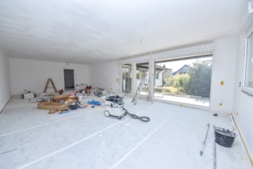 DIETZ: ZWEITER BEZUG nach Sanierung! Einfamilienhaus mit ELW oder Büro, 2 Garagen und Garten - Wohnzimmer EG (682368)