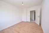 Schlafzimmer 3 von 3 EG - DIETZ: ZWEITER BEZUG nach Sanierung! Einfamilienhaus mit ELW oder Büro, 2 Garagen und Garten