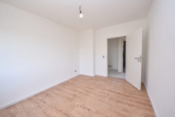 DIETZ: ZWEITER BEZUG nach Sanierung! Einfamilienhaus mit ELW oder Büro, 2 Garagen und Garten - Schlafzimmer 3 von 3 EG (682379)