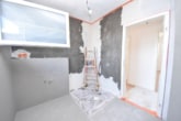 Tageslicht Badezimmer mit Wanne und Dusche EG - DIETZ: ZWEITER BEZUG nach Sanierung! Einfamilienhaus mit ELW oder Büro, 2 Garagen und Garten