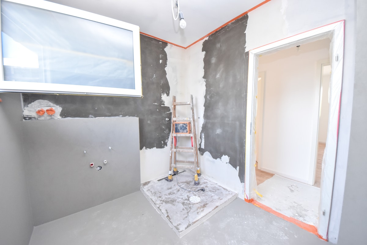 Tageslicht Badezimmer mit Wanne und Dusche EG
