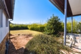 Blick in den Garten - DIETZ: ZWEITER BEZUG nach Sanierung! Einfamilienhaus mit ELW oder Büro, 2 Garagen und Garten