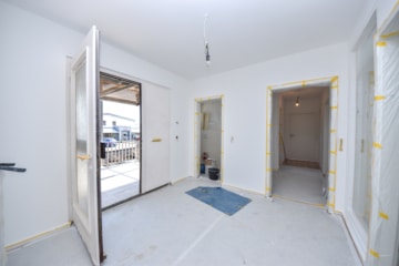 DIETZ: ZWEITER BEZUG nach Sanierung! Einfamilienhaus mit ELW oder Büro, 2 Garagen und Garten - Diele EG (682392)