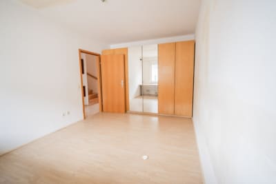 DIETZ: Großes 6-Zimmer-Familienhaus in ruhiger, zentraler Wohnlage in Dieburg! Effizienzklasse A - Schlafzimmer 3 von 4 OG (698138)