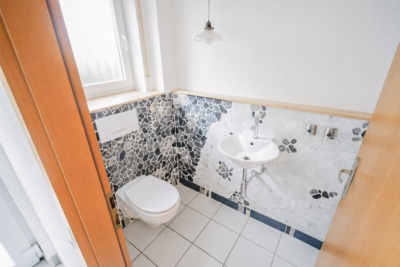 DIETZ: Großes 6-Zimmer-Familienhaus in ruhiger, zentraler Wohnlage in Dieburg! Effizienzklasse A - Gäste-WC EG (698131)