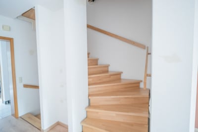 DIETZ: Großes 6-Zimmer-Familienhaus in ruhiger, zentraler Wohnlage in Dieburg! Effizienzklasse A - Treppenaufgang EG (698133)