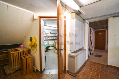 Gepflegtes 2 Familienhaus mit 2 Garagen und großem Garten in Schaafheim – Radheim! - Flur KG (698414)