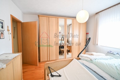 Gepflegtes 2 Familienhaus mit 2 Garagen und großem Garten in Schaafheim – Radheim! - Schlafzimmer 1 EG (698378)