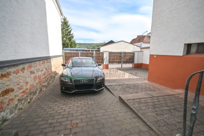 Gepflegtes 2 Familienhaus mit 2 Garagen und großem Garten in Schaafheim – Radheim! - Hofbereich (698431)