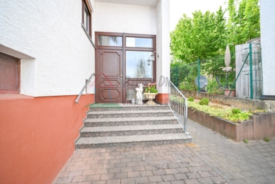 Gepflegtes 2 Familienhaus mit 2 Garagen und großem Garten in Schaafheim – Radheim! - Außenansicht (698434)
