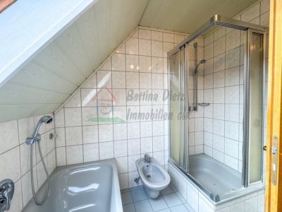 Gepflegtes 2 Familienhaus mit 2 Garagen und großem Garten in Schaafheim – Radheim! - Tageslicht Badezimmer OG (698397)