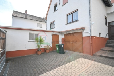 Gepflegtes 2 Familienhaus mit 2 Garagen und großem Garten in Schaafheim – Radheim! - Hofbereich (698433)
