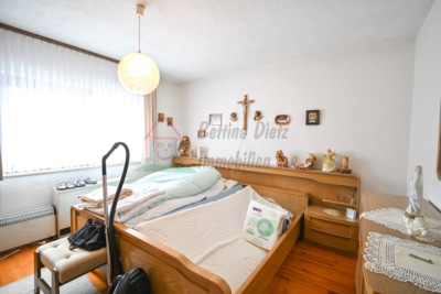 Gepflegtes 2 Familienhaus mit 2 Garagen und großem Garten in Schaafheim – Radheim! - Schlafzimmer 1 EG (698377)