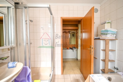 Gepflegtes 2 Familienhaus mit 2 Garagen und großem Garten in Schaafheim – Radheim! - Tageslicht Badezimmer EG (698385)