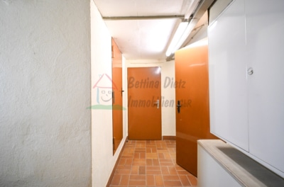 Gepflegtes 2 Familienhaus mit 2 Garagen und großem Garten in Schaafheim – Radheim! - Flur KG (698413)