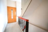Treppenhaus DG - DIETZ: Vollvermietetes Wohn- & Geschäftshaus: 4 Wohneinheiten, 2 Gewerbeflächen & Gewölbekeller!