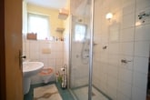 DIETZ: Tolles Einfamilienhaus mit Garten, 2 Terrassen, Doppelgarage und Keller in Großostheim! - Tageslicht Duschbad EG