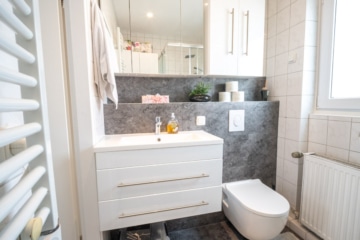 DIETZ**RESERVIERT**Top gepflegtes RMH mit Garten, Stellplatz, Garage und Solaranlage in Groß-Umstadt - Tageslichtbadezimmer OG (638700)