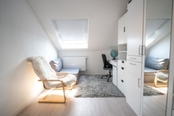 DIETZ**RESERVIERT**Top gepflegtes RMH mit Garten, Stellplatz, Garage und Solaranlage in Groß-Umstadt - Schlafzimmer DG (638704)