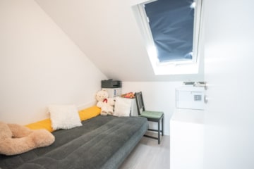 DIETZ**RESERVIERT**Top gepflegtes RMH mit Garten, Stellplatz, Garage und Solaranlage in Groß-Umstadt - Schlafzimmer DG (638703)