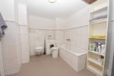 DIETZ: Wohn-und Geschäftshaus mitten in der Babenhäuser Altstadt! - Tageslicht Badezimmer mit Wanne und Dusche