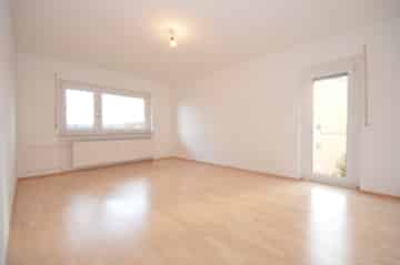 DIETZ: 2 Zimmerwohnung mit Einbauküche, modernem Wannenbad, KFZ-Stellplatz in Dieburg! - Wohn- und Esszimmer (657271)