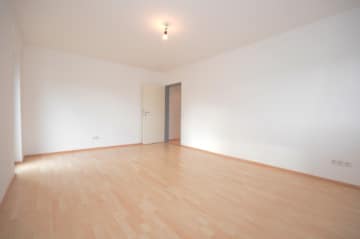 DIETZ: 2 Zimmerwohnung mit Einbauküche, modernem Wannenbad, KFZ-Stellplatz in Dieburg! - Wohn- und Esszimmer (657272)