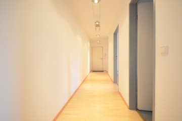 DIETZ: 2 Zimmerwohnung mit Einbauküche, modernem Wannenbad, KFZ-Stellplatz in Dieburg! - Flur (657279)