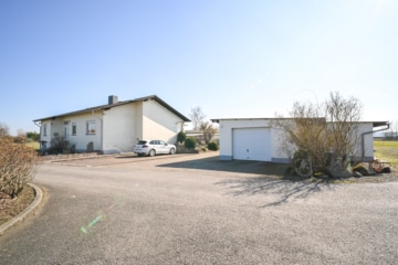 DIETZ: Aussiedlerhof mit großzügigem Wohnhaus und Nebengebäuden in Babenhausen auf über 1,1 ha! - Außenansicht (665673)