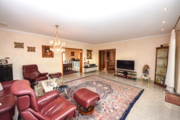 DIETZ: Aussiedlerhof mit großzügigem Wohnhaus und Nebengebäuden in Babenhausen auf über 1,1 ha! - Wohnbereich (665692)