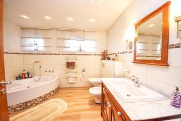 DIETZ: Aussiedlerhof mit großzügigem Wohnhaus und Nebengebäuden in Babenhausen auf über 1,1 ha! - Modernisiertes Tageslichtbad (665703)