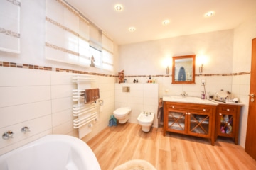 DIETZ: Aussiedlerhof mit großzügigem Wohnhaus und Nebengebäuden in Babenhausen auf über 1,1 ha! - Modernes Tageslichtbad (665704)